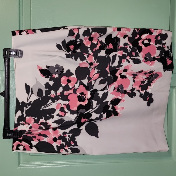 New York and Company Stretch Pencil Skirt  * Knee Length * (Size 10) - Picture 3 of 5